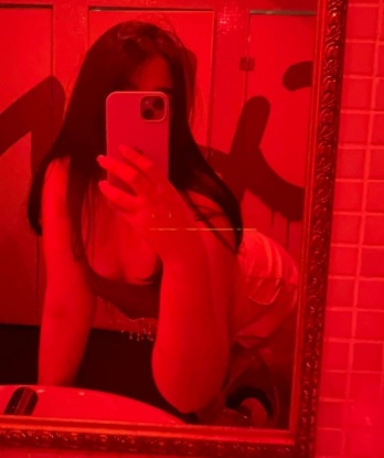 ✨ У меня богатый опыт и я знаю, как обращаться с мужчинами. 💋 Мои услуги всегда на высшем уровне: классический и эротический массаж, фантазии и ролевые игры, стриптиз, оральный и классический секс. 💦 Просмотри мои фото, и ты поймешь, что я лучшая опция для тебя. 😉 Я обещаю, что наше свидание будет полно страсти и наслаждения. 🔥 Я жду тебя в Москве, чтобы дарить тебе незабываемые моменты и утолять все твои секретные желания. 🌹 Валерка